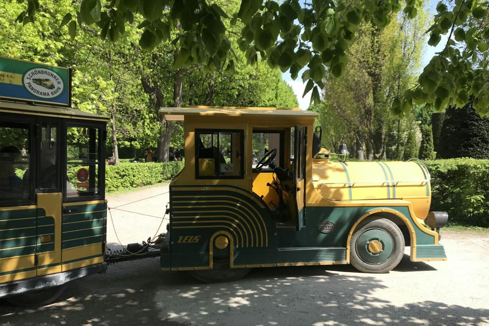 Kleiner touristischer Zug im Tiergarten Schönbrunn