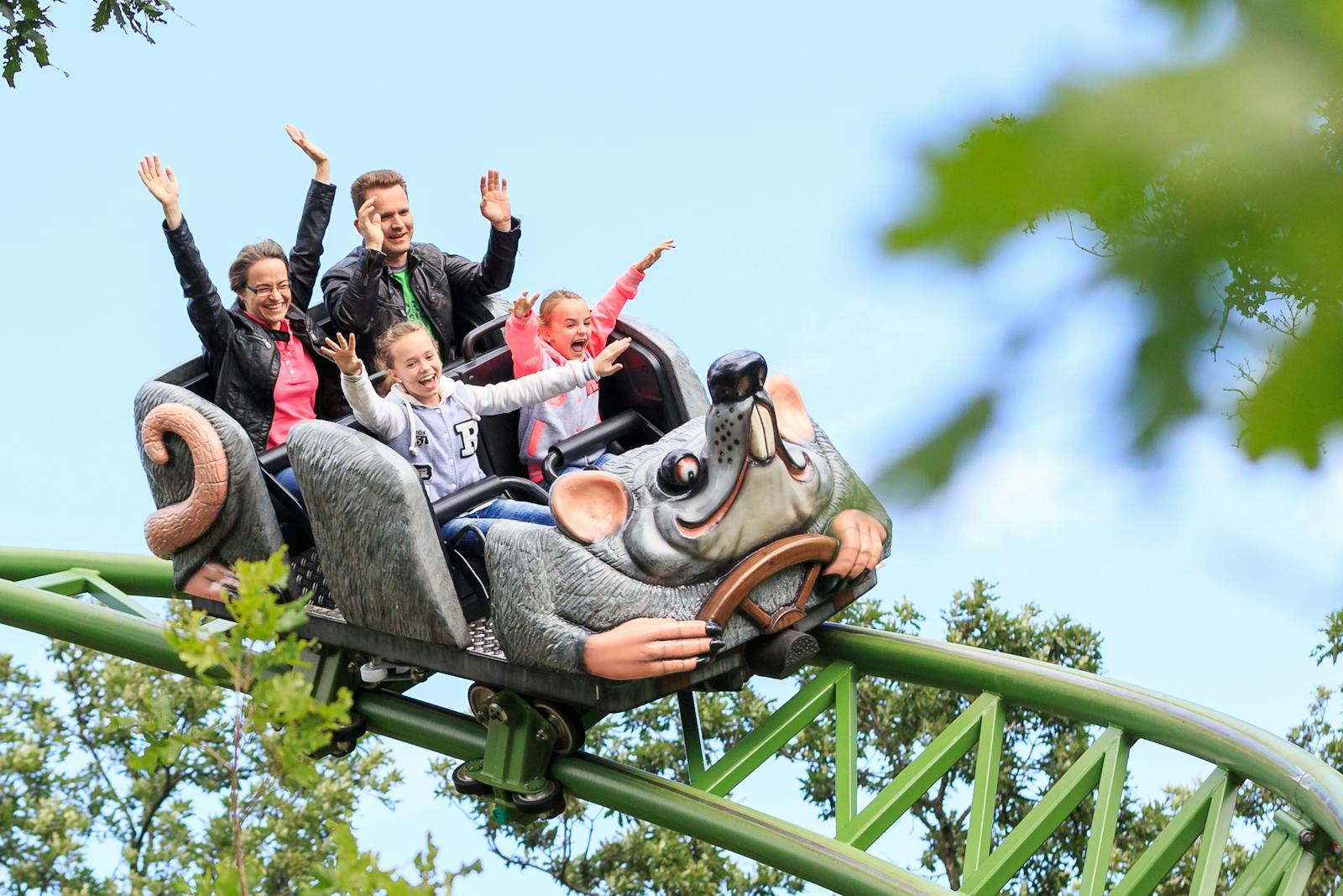 シェーンブルン動物園のメリーゴーランドに乗る楽しそうな家族