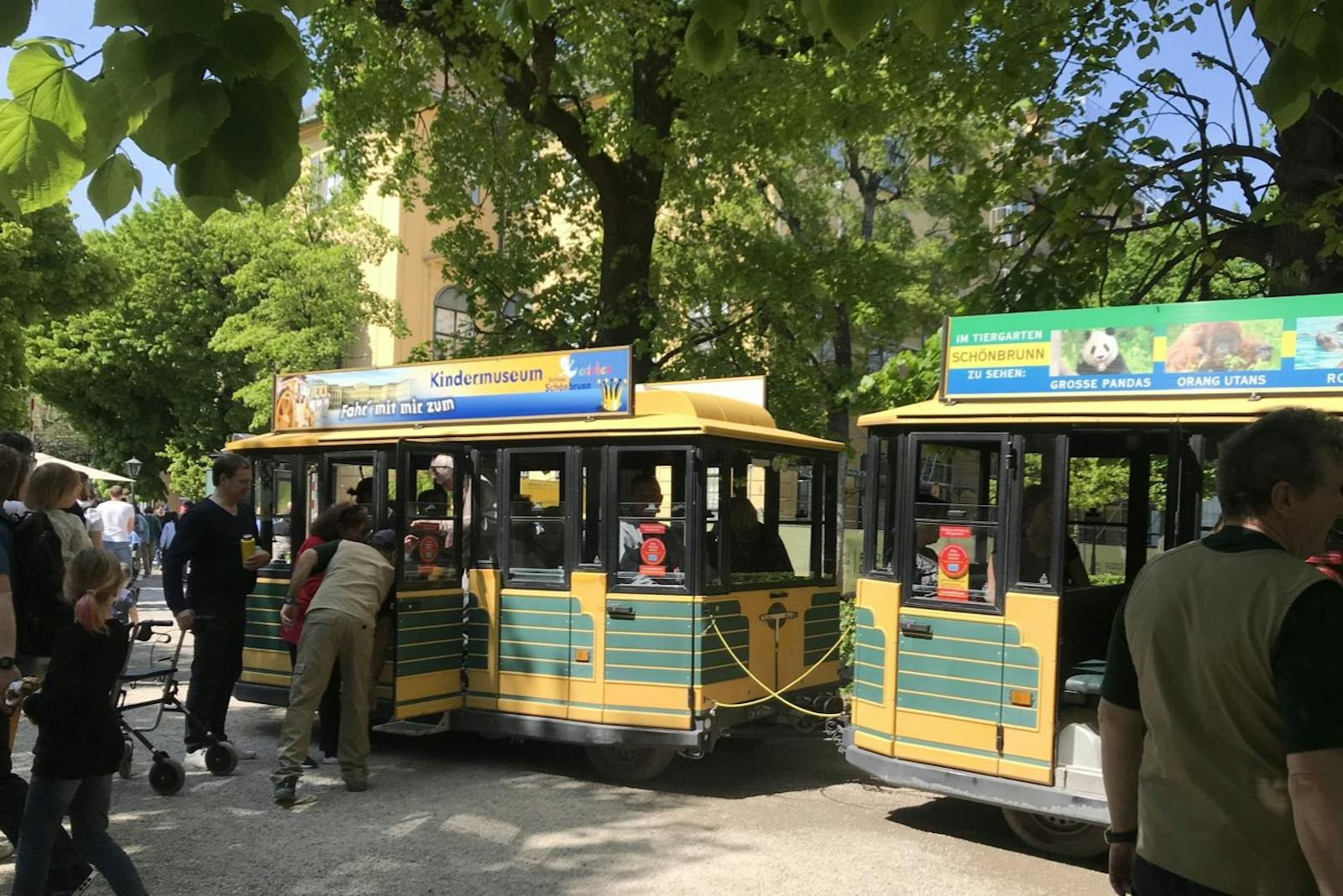 美泉宫动物园前的小观光火车